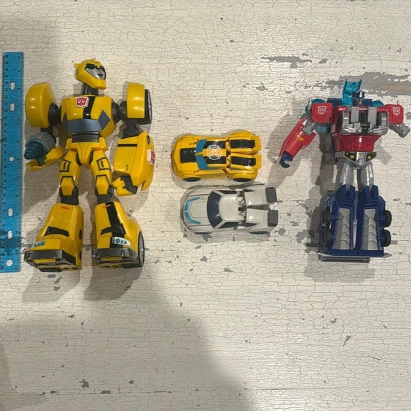 Transformers set - bumblebee, 2 cars , 1 transformer- set of 4 - Picture 1 of 3